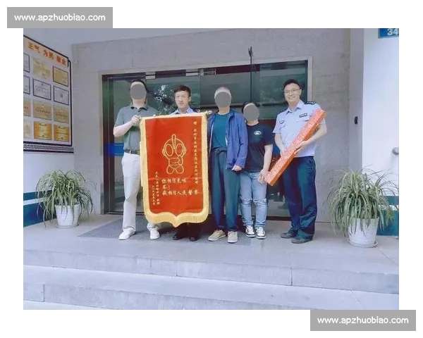 北京民警获奥特曼锦旗:当 “光之守护者” 照进现实 北京民警获奥特曼锦旗:当 “光之守护者” 照进现实